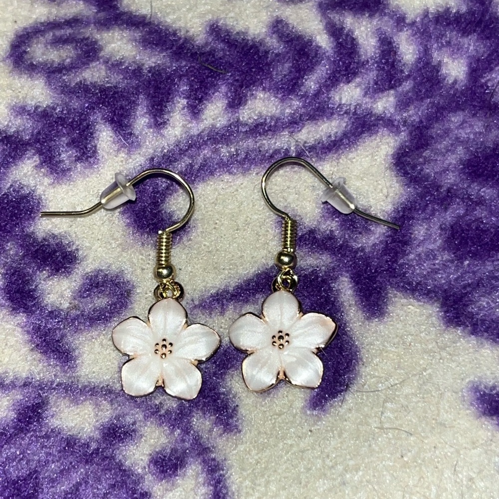 White and gold dangle flower earrings. - Picture 4 of 4